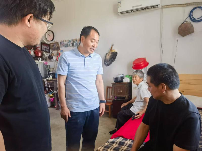 深入一線查服務(wù) 入戶走訪暖民心
